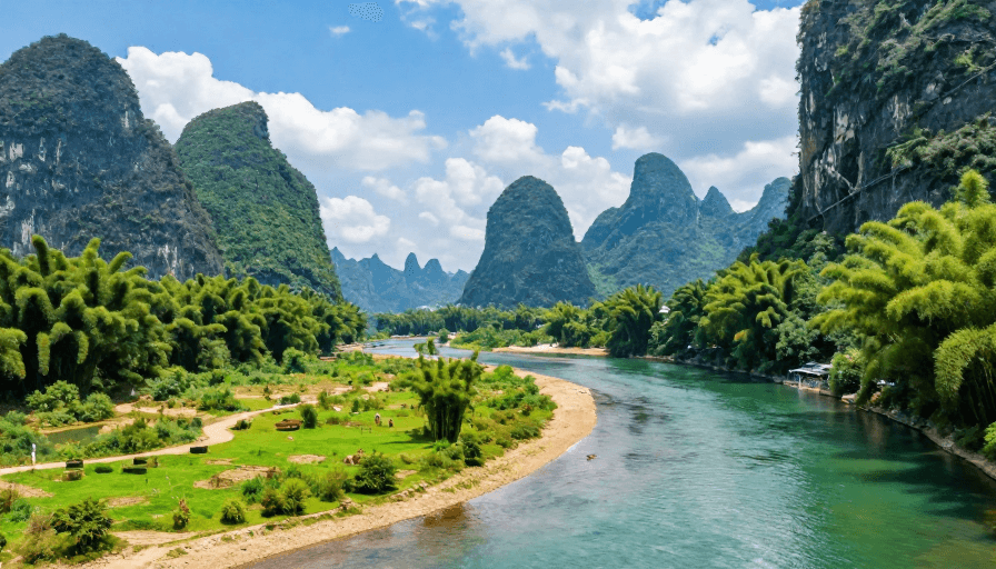 喀斯特地貌素材：漓江风光：翠绿竹海间的清澈河流与层叠峰林