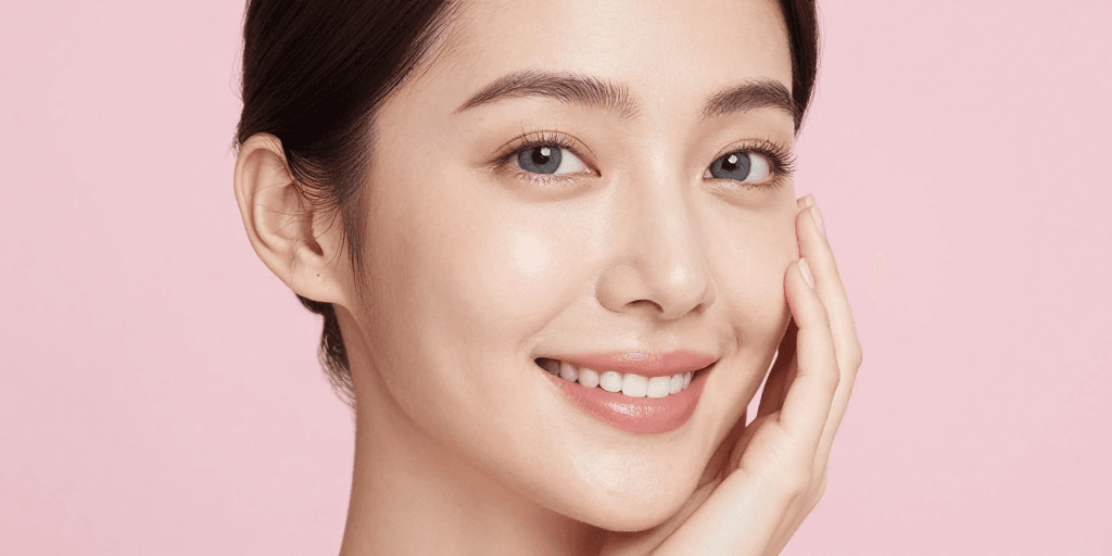 高清人像素材：亚洲女性柔美侧颜：暖光下的自然光泽与纯净美