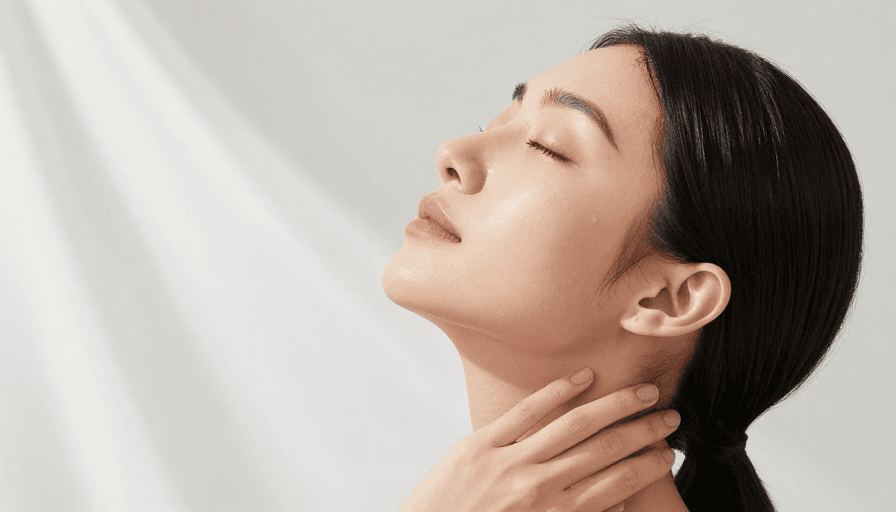 白布帘背景素材：柔光光影下的优雅亚洲女性：皮肤质感与自然美