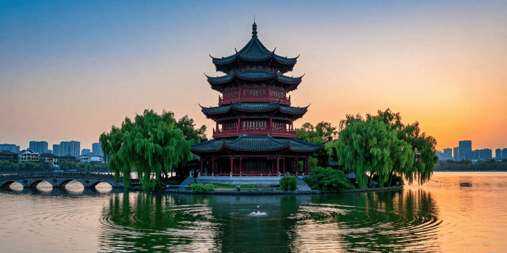 光影对比素材：古塔映湖霞：传统与现代交融的绝美夜景