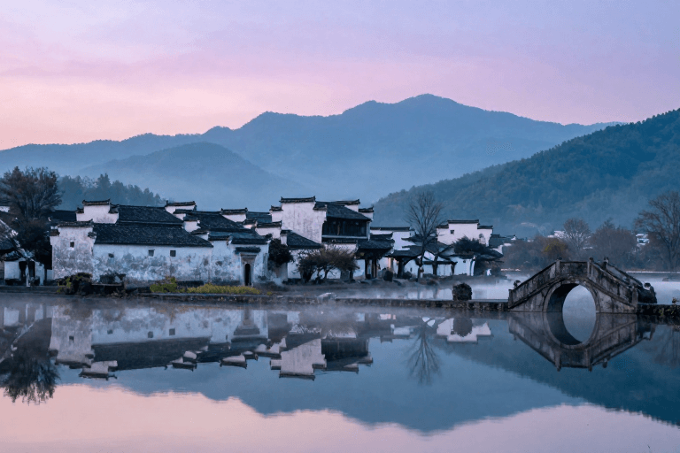 白墙黛瓦素材：徽派古韵晨雾中的静谧水乡
