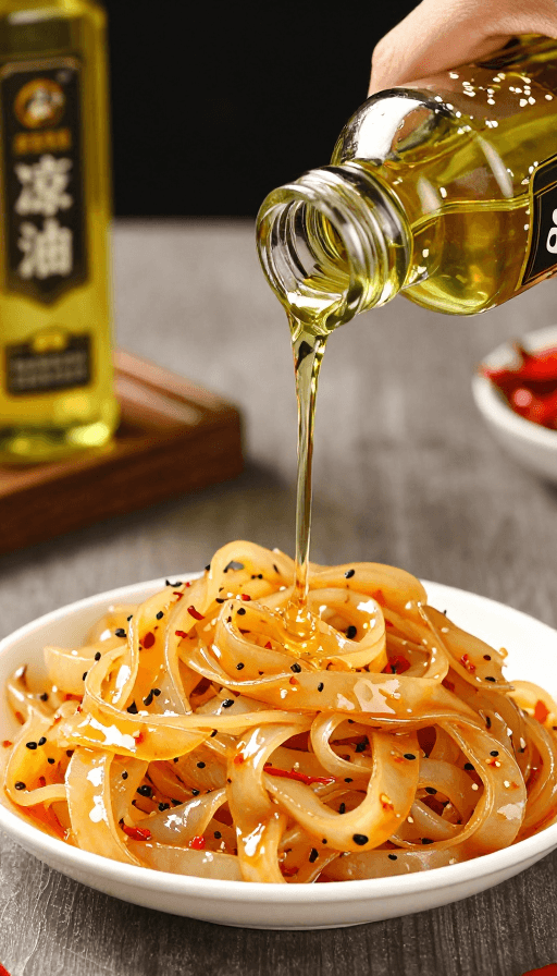 美食摄影素材：高级凉皮与清澈芝麻油：自然真实的美食摄影