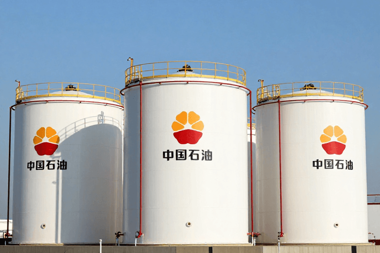 工业摄影素材：中国石油储油罐组 蓝天下的工业美学