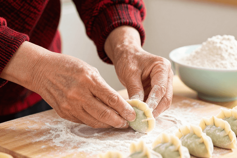 特写镜头素材：暖光下传统手工饺子制作特写