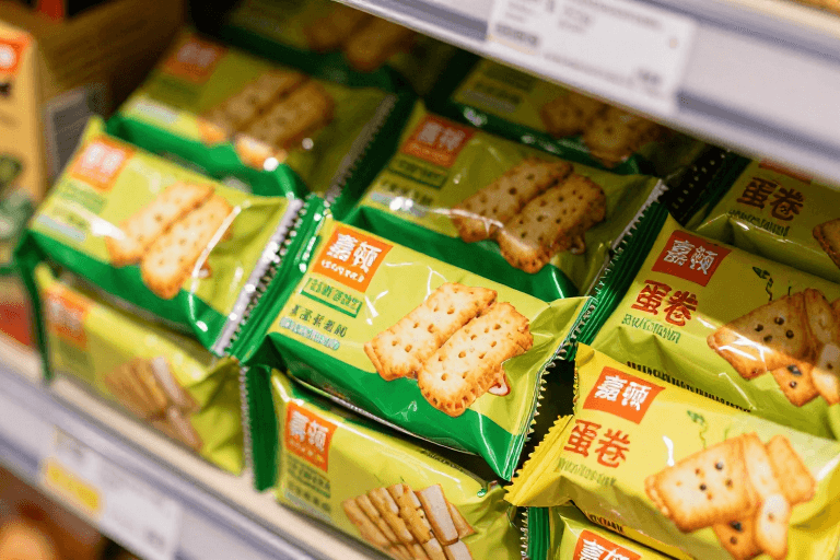 哑光质感素材：嘉顿蛋卷饼干俯拍特写，暖调质感展现品牌魅力