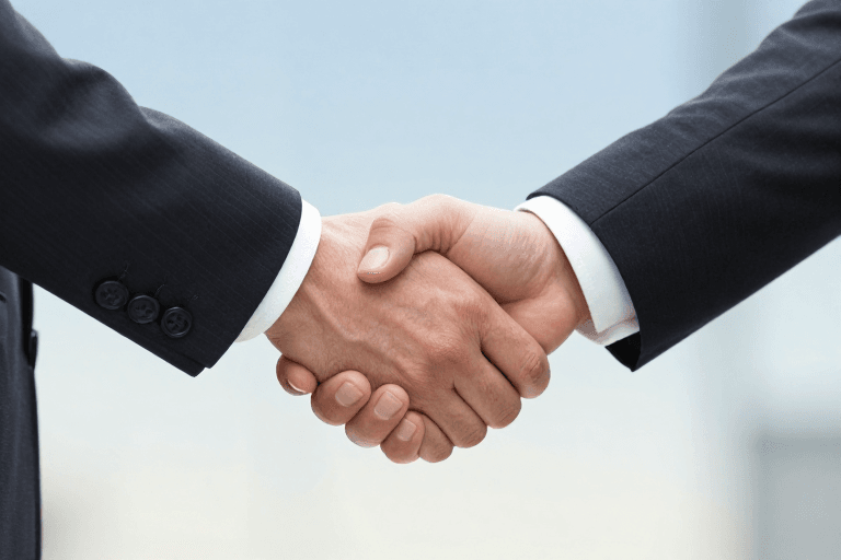 握手礼仪素材：商务精英握手时刻：深蓝白渐变背景下的专业形象