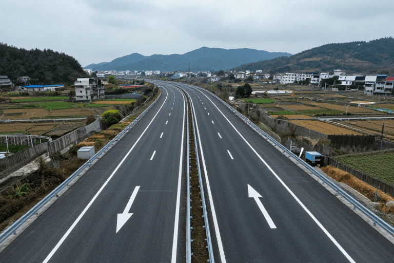 阴天光线素材：冷灰蓝调下的高速公路弯道全景实拍