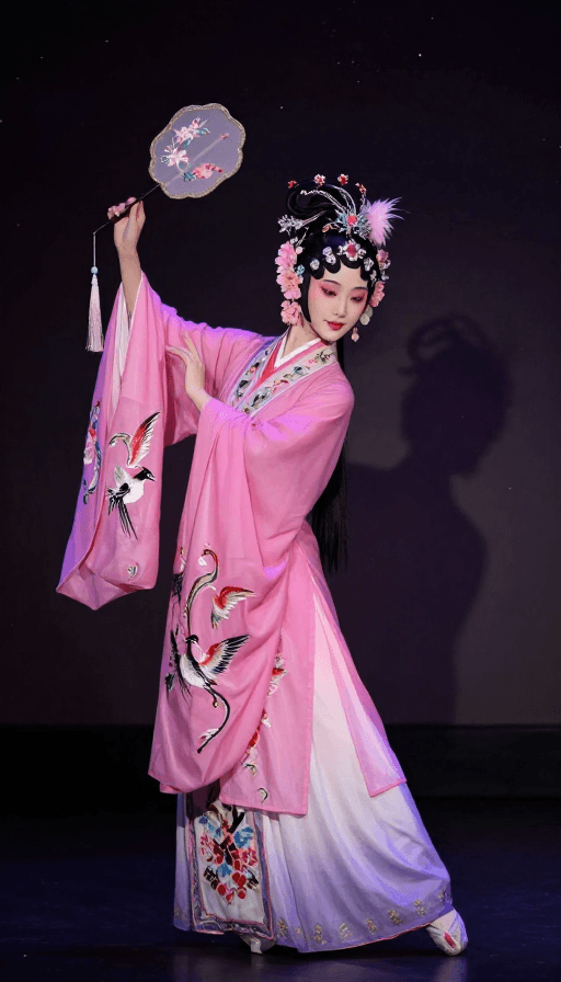 传统服饰素材：粉紫渐变国风美人：皮影星空下的东方古典美
