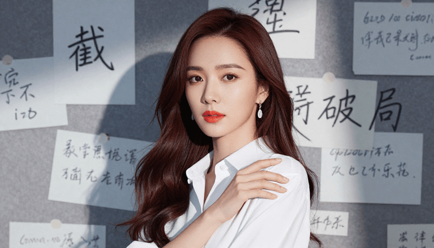 亚洲女性肖像素材：亚洲女性冷色调肖像：橘红唇色与灰色布告栏的视觉张力