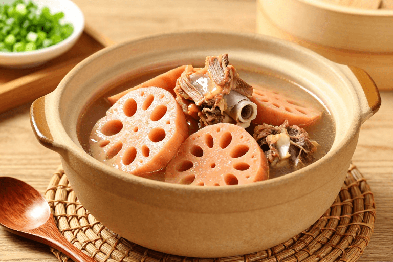 中式美食摄影素材：莲藕排骨汤：暖棕柔光摄影美食广告