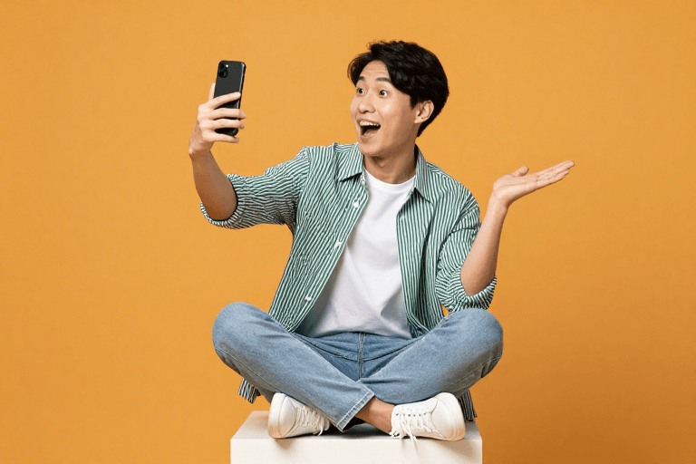 浅色牛仔裤素材：橙墙前的青春活力时尚自拍