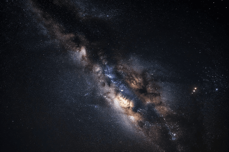 冷调氛围素材：银河璀璨：深邃宇宙夜景实拍